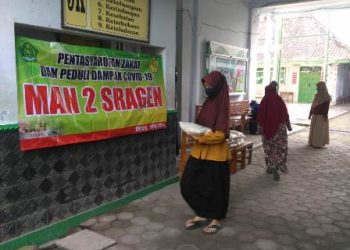 MAN 2 Sragen Tasyarufkan Zakat Menjelang Ramadhan Kepada Warga Terdampak Covid-19