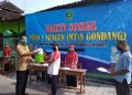 Pandemi Covid-19, MTs Negeri 1 Sragen Bagikan 200 Paket Sembako dan Masker kepada Masyarakat dan PKL