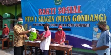 Pandemi Covid-19, MTs Negeri 1 Sragen Bagikan 200 Paket Sembako dan Masker kepada Masyarakat dan PKL