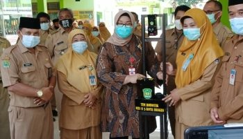 Kepala  MTsN 5 Sragen Serahkan Si Kembar SATIS dan SUTIS kepada Bupati Sragen