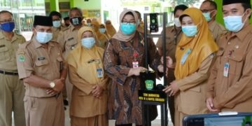 Kepala  MTsN 5 Sragen Serahkan Si Kembar SATIS dan SUTIS kepada Bupati Sragen