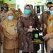 Kepala  MTsN 5 Sragen Serahkan Si Kembar SATIS dan SUTIS kepada Bupati Sragen