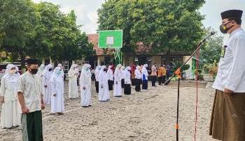 MTsN 2 Sragen Adakan Upacara Hari Santri Nasional dengan Bersarung dan Berpeci
