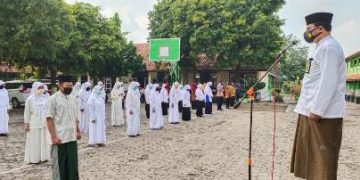 MTsN 2 Sragen Adakan Upacara Hari Santri Nasional dengan Bersarung dan Berpeci