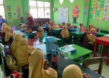 Pemberian Obat Cacing dan Sosialisasi Cuci Tangan di MIT Amanah oleh Puskesmas Ngrampal