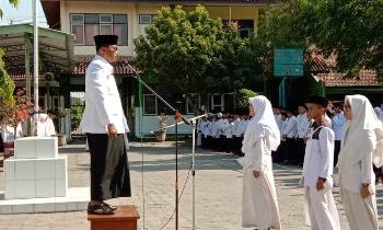 Bersarung dan Berpeci, MTsN 2 Sragen Adakan Peringatan Hari Santri