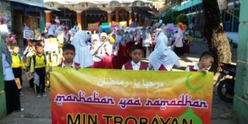 MIN Trobayan Sambut Ramadhan Dengan Pawai