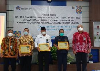 MTsN 2 Sragen Terima Apresiasi Prestasi Terbaik Satker Mitra KPPN Sragen