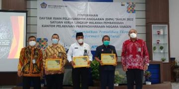 MTsN 2 Sragen Terima Apresiasi Prestasi Terbaik Satker Mitra KPPN Sragen