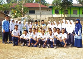 Camat Sumberlawang Serahkan Berbagai Penghargaan Kepada Siswa MTsN 3 Sragen