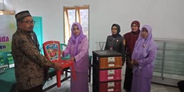 Ketua Perwanida Sragen Serahkan Bantuan Untuk RA Perwanida Sambirejo