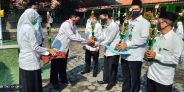 Penyerahan Piala Warnai Puncak Acara HAB Kemenag Ke 75 Di MTsN 7 Sragen