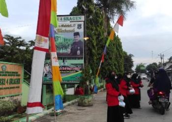 Tak Hanya Berbagi Takjil, MTsN 4 Sragen Juga Berikan Santunan dan Bingkisan pada Anak Yatim dan Warga Dhuafa Sekitar Madrasah
