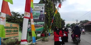 Tak Hanya Berbagi Takjil, MTsN 4 Sragen Juga Berikan Santunan dan Bingkisan pada Anak Yatim dan Warga Dhuafa Sekitar Madrasah