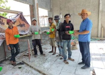 Jum'at Berkah MTsN 4 Sragen Untuk Tenaga Kerja Rehab Gedung Madrasah