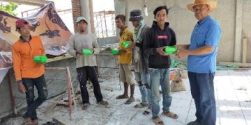 Jum'at Berkah MTsN 4 Sragen Untuk Tenaga Kerja Rehab Gedung Madrasah