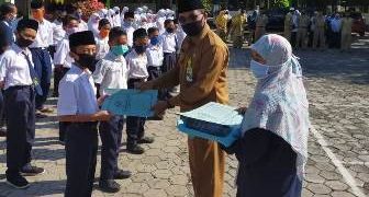 Peringati Tahun Baru Islam, MTsN 2 Sragen Santuni Siswa Miskin