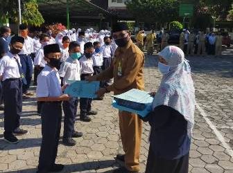 Peringati Tahun Baru Islam, MTsN 2 Sragen Santuni Siswa Miskin