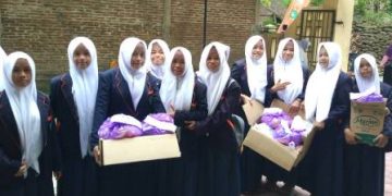 Syukuri Kelulusan, Siswa MTs Ajisoko Bagikan Bingkisan Kepada Sesama