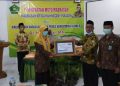 Guru MIN 9 Sragen Terima Penghargaan dari Direktur KSKK Kemenag RI