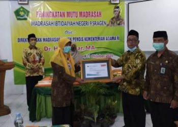Guru MIN 9 Sragen Terima Penghargaan dari Direktur KSKK Kemenag RI