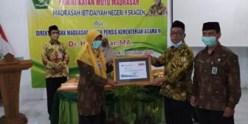 Guru MIN 9 Sragen Terima Penghargaan dari Direktur KSKK Kemenag RI