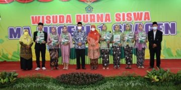 MAN 1 Sragen Wisuda 417 Siswa Dengan Meriah dan Mengharukan