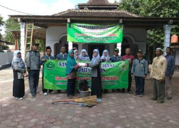 Penyuluh Agama dan Masyarakat Bahu Membahu Kerja Bakti Bersihkan Masjid