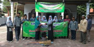 Penyuluh Agama dan Masyarakat Bahu Membahu Kerja Bakti Bersihkan Masjid