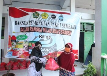 MAN 2 Sragen Bagi Sembako Dalam Rangka Milad Ke-25