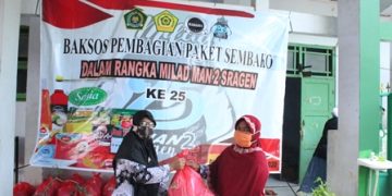 MAN 2 Sragen Bagi Sembako Dalam Rangka Milad Ke-25