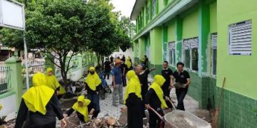 Peduli Madrasah, Guru dan Pegawai MTsN 4 Sragen Kerja Bakti Bersihkan Puing-Puing Bongkaran Gedung