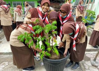 Peringati Hari Boden Powell Gugus Depan MTsN 4 Sragen Adakan Upacara dan Kegiatan Penghijauan