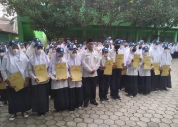 Semangat HAB Kemenag ke 76, MTs N 6 Sragen Berikan Penghargaan Kepada Siswa Berprestasi