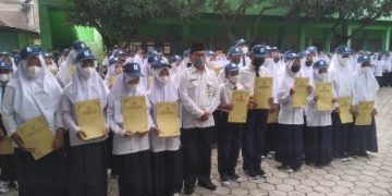 Semangat HAB Kemenag ke 76, MTs N 6 Sragen Berikan Penghargaan Kepada Siswa Berprestasi