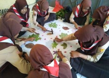 Batik dengan Teknik Ecoprint Diajarkan pada Siswa MTsN 3 Sragen