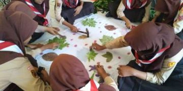 Batik dengan Teknik Ecoprint Diajarkan pada Siswa MTsN 3 Sragen