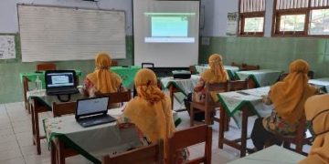 Guru MIN 7 Sragen Semangat Ikuti Bimtek Implementasi Pembelajaran Berdasar Kurikulum Secara Virtual