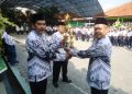 Penyerahan Piala dan Kue Tart Warnai Upacara Hari Guru Nasional MTsN 7 Sragen