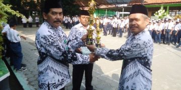 Penyerahan Piala dan Kue Tart Warnai Upacara Hari Guru Nasional MTsN 7 Sragen