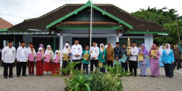 Penyerahan Piagam Penghargaan dan Piala pada Hari Amal Bhakti Kementerian Agama ke 71