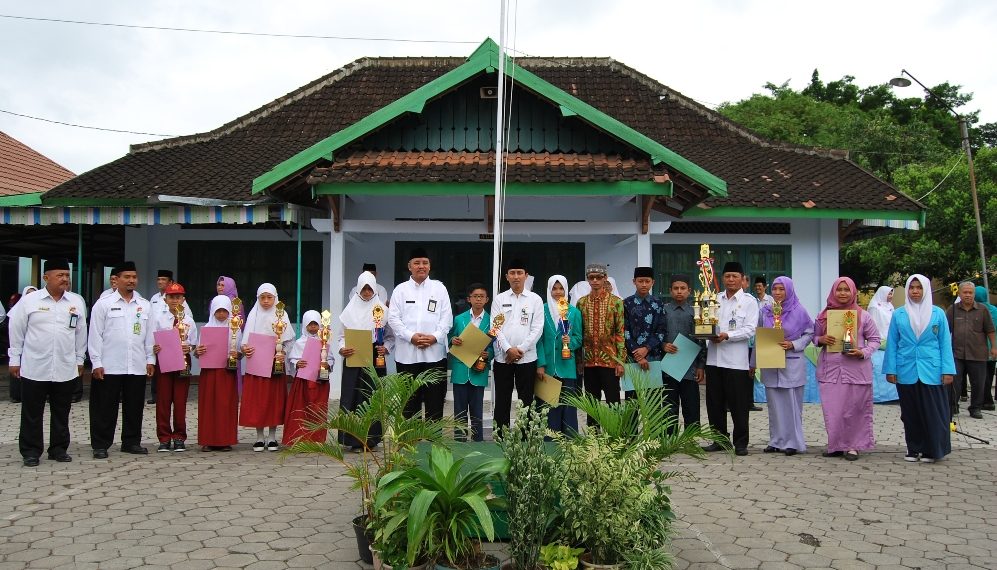 Penyerahan Piagam Penghargaan dan Piala pada Hari Amal Bhakti Kementerian Agama ke 71