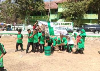 Guru, Karyawan dan Siswa MIN 1 Sragen Kompak Bersih-Bersih Lingkungan Madrasah