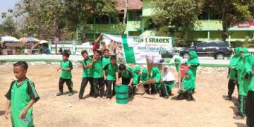 Guru, Karyawan dan Siswa MIN 1 Sragen Kompak Bersih-Bersih Lingkungan Madrasah