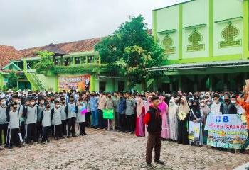 Lomba Kekompakan dan Kreatifitas Warnai Pawai Semarak Ramadhan MTsN 5 Kota Sragen