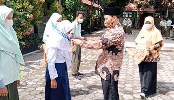 Pelantikan Pengurus OSIM Semarakkan Upacara Hari Pahlawan MTs Negeri 7 Sragen