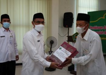 Kakankemenag Sragen Serahkan Bantuan Seragam dari UPZ Kepada Penyuluh Agama Islam Non PNS