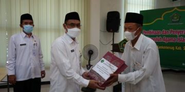 Kakankemenag Sragen Serahkan Bantuan Seragam dari UPZ Kepada Penyuluh Agama Islam Non PNS