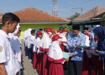 Peringati Sumpah Pemuda, Kakankemenag Serahkan SK Kenaikan Pangkat dan Beasiswa Yatim