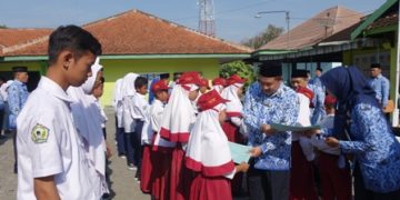 Peringati Sumpah Pemuda, Kakankemenag Serahkan SK Kenaikan Pangkat dan Beasiswa Yatim